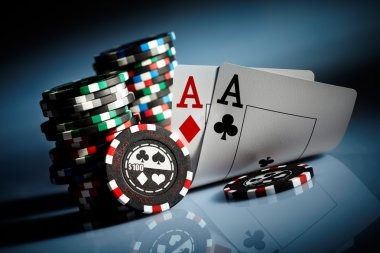 Live dealer conducting a Kombinasi Number draw on sorongtoto slot platform
