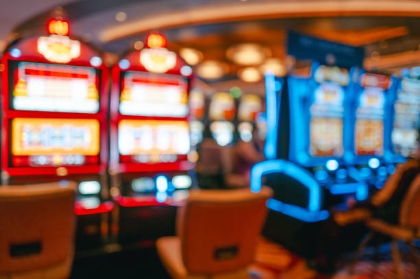 Split-screen view of PMPL Indonesia match and live blackjack table on sorongtoto slot
